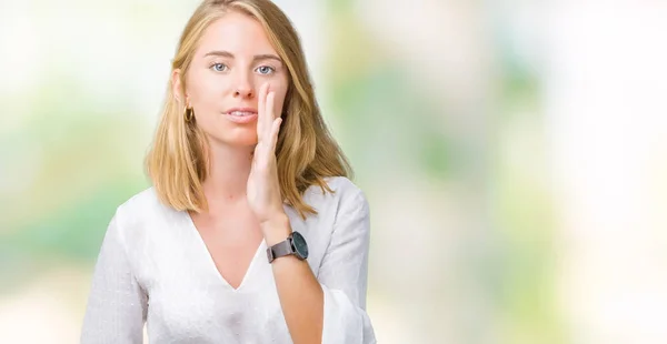 Mooie Elegante Jongedame Geïsoleerde Achtergrond Hand Mond Vertellen Geheime Gerucht — Stockfoto