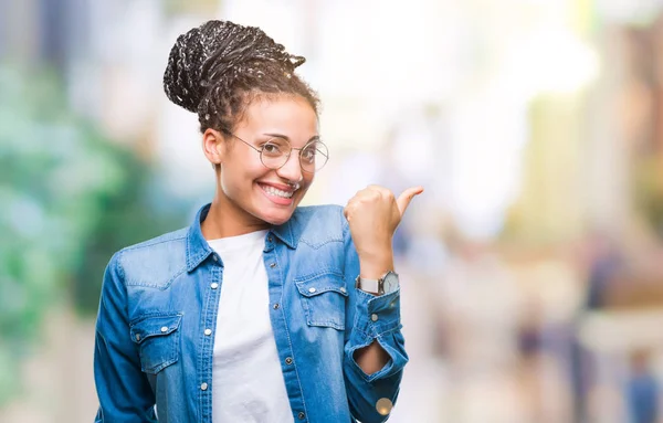 Jovem Trançado Cabelo Afro Americano Menina Vestindo Óculos Sobre Fundo — Fotografia de Stock