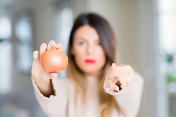 Junge Schöne Frau Mit Frischer Zwiebel Hause Die Mit Dem — Stockfoto