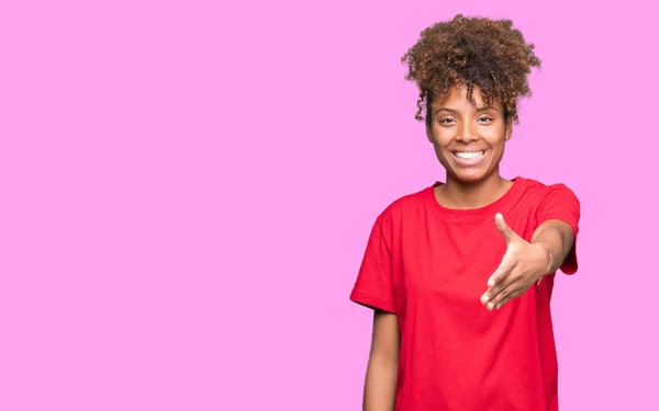 笑顔挨拶と歓迎フレンドリーな提供握手分離の背景に美しい若いアフリカ系アメリカ人女性 ビジネスの成功 — ストック写真