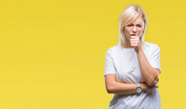 Joven Hermosa Mujer Rubia Con Camiseta Blanca Sobre Fondo Aislado — Foto de Stock