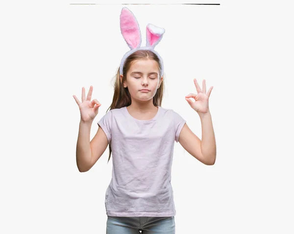 Krásná Mladá Dívka Nosí Velikonoční Zajíček Uši Izolované Pozadí Relaxovat — Stock fotografie