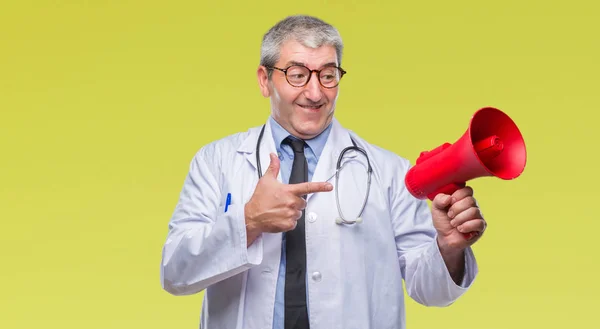 Bonito Médico Sênior Homem Gritando Através Megafone Sobre Fundo Isolado — Fotografia de Stock