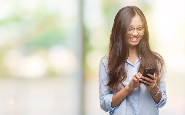 Jovem Mulher Asiática Mensagens Usando Smartphone Sobre Fundo Isolado Com — Fotografia de Stock