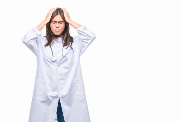 Joven Asiática Médico Mujer Sobre Aislado Fondo Sufriendo Dolor Cabeza —  Fotos de Stock