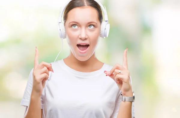 Mujer Joven Caucásica Escuchando Música Usando Auriculares Sobre Fondo Aislado — Foto de Stock