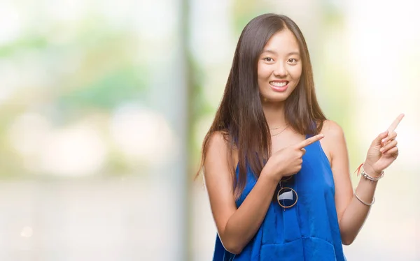 Joven Mujer Asiática Sobre Fondo Aislado Sonriendo Mirando Cámara Apuntando —  Fotos de Stock