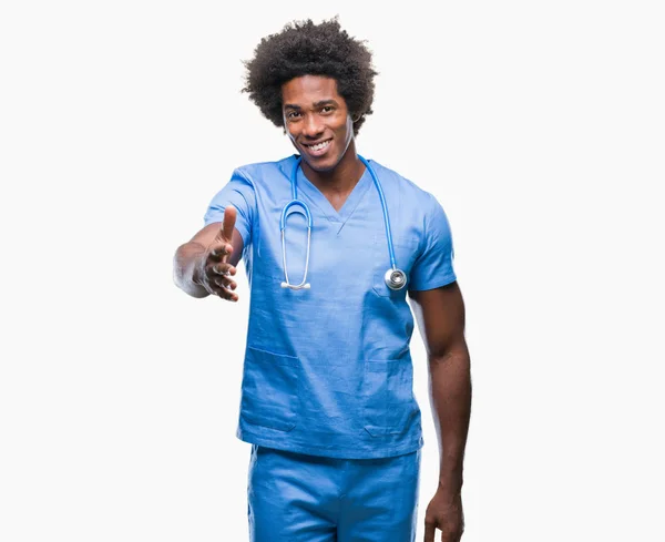 Médico Cirujano Afroamericano Sobre Fondo Aislado Sonriendo Amistoso Ofreciendo Apretón — Foto de Stock