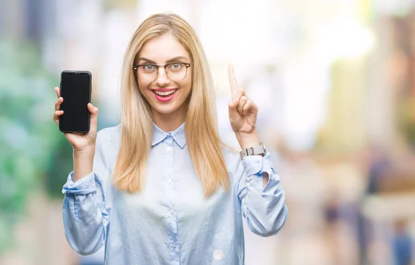 Giovane Bella Donna Affari Bionda Che Mostra Schermo Dello Smartphone — Foto Stock