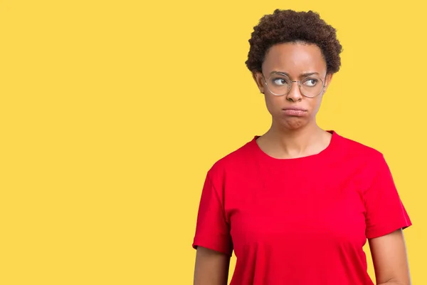 Linda Jovem Afro Americana Vestindo Óculos Sobre Fundo Isolado Deprimido — Fotografia de Stock