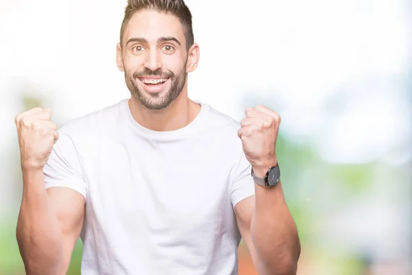 Joven Hombre Vistiendo Casual Camiseta Blanca Sobre Fondo Aislado Celebrando — Foto de Stock