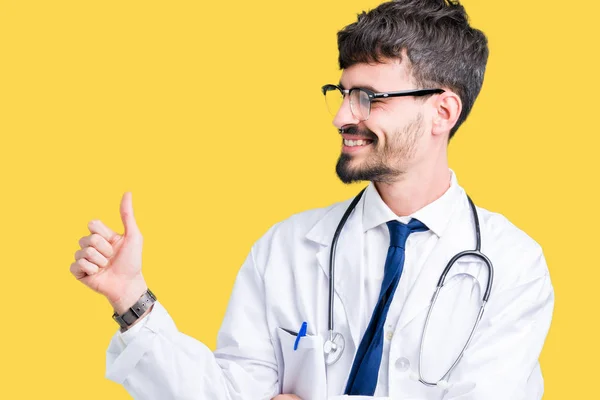 Junger Arzt Krankenhausmantel Über Isoliertem Hintergrund Sieht Stolz Aus Lächelt — Stockfoto