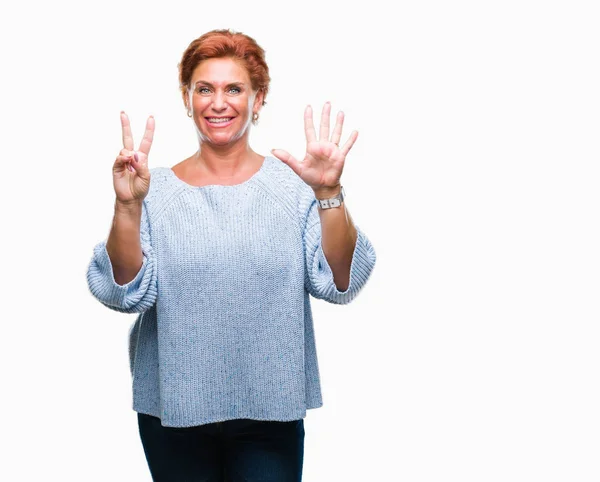 Atractiva Mujer Pelirroja Caucásica Senior Vistiendo Suéter Invierno Sobre Fondo —  Fotos de Stock