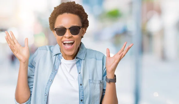 Vackra Unga Afroamerikanska Kvinnan Bär Solglasögon Över Isolerade Bakgrund Firar — Stockfoto