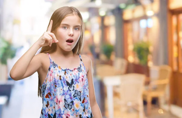 Menina Bonita Nova Vestindo Vestido Colorido Sobre Fundo Isolado Apontando — Fotografia de Stock