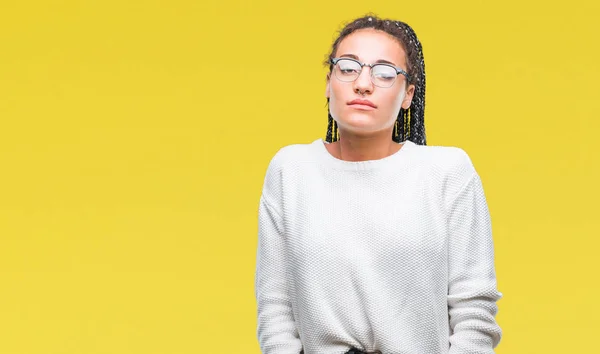Joven Chica Afroamericana Trenzada Pelo Usando Gafas Suéter Sobre Fondo — Foto de Stock