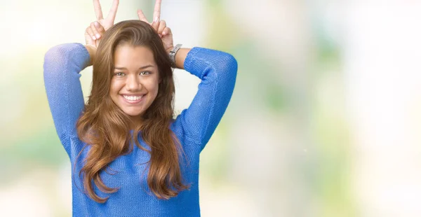 Joven Hermosa Morena Vistiendo Suéter Azul Sobre Fondo Aislado Posando — Foto de Stock