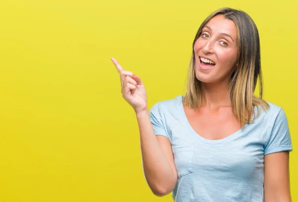 Joven Mujer Hermosa Sobre Fondo Aislado Con Una Gran Sonrisa —  Fotos de Stock