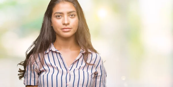 Junge Schöne Arabische Frau Mit Isoliertem Hintergrund Und Ernstem Gesichtsausdruck — Stockfoto