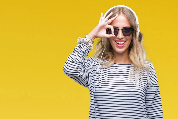 Linda Jovem Loira Usando Fones Ouvido Óculos Sol Sobre Fundo — Fotografia de Stock