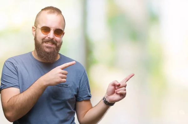 Joven Hipster Caucásico Con Gafas Sol Sobre Fondo Aislado Sonriendo — Foto de Stock