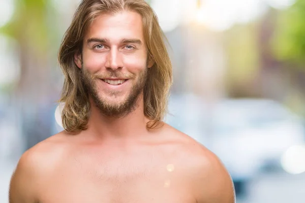 Genç Yakışıklı Gömleksiz Adam Uzun Saçlı Seksi Vücut Yüzünde Mutlu — Stok fotoğraf