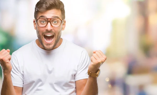Ein Junger Gutaussehender Mann Mit Brille Vor Isoliertem Hintergrund Feiert — Stockfoto