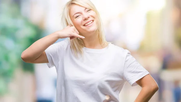 Jovem Mulher Loira Bonita Vestindo Camiseta Branca Sobre Fundo Isolado — Fotografia de Stock