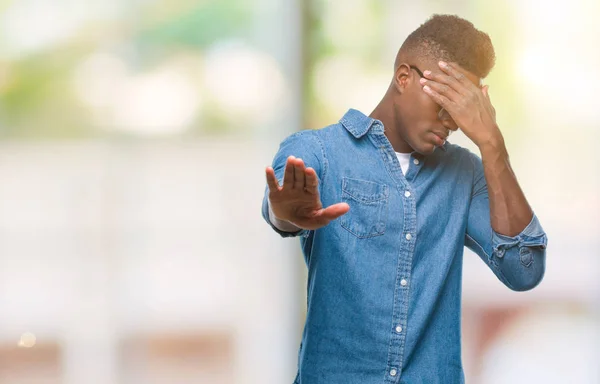 Jovem Homem Afro Americano Sobre Fundo Isolado Cobrindo Olhos Com — Fotografia de Stock