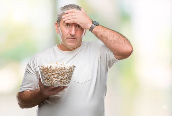 Bello Uomo Anziano Mangiare Popcorn Sfondo Isolato Stressato Con Mano — Foto Stock