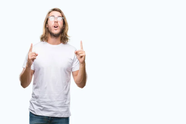 Jovem Homem Bonito Com Cabelos Longos Vestindo Óculos Sobre Fundo — Fotografia de Stock