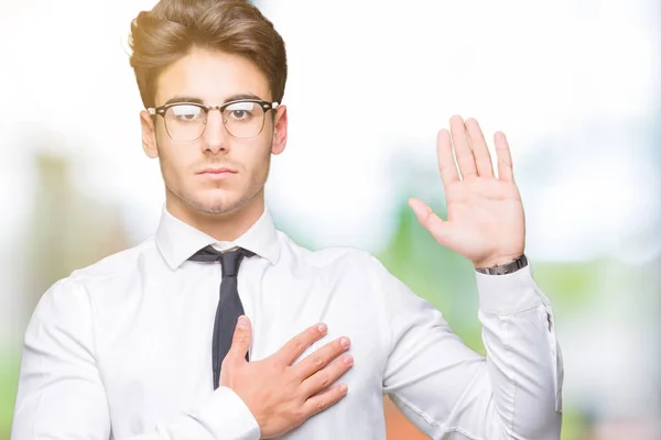 若いビジネス人にメガネをかけて背景を分離した胸とオープンの手のひら 忠誠の宣誓で手宣誓 — ストック写真