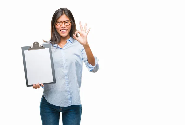 Jonge Aziatische Zakenvrouw Geïsoleerde Achtergrond Houden Klembord Doen Teken Met — Stockfoto