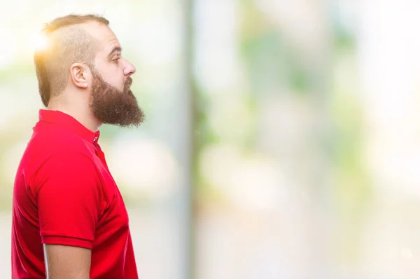 年轻的高加索嬉皮士男子穿着红色衬衫在孤立的背景寻找的一面 放松的轮廓姿势与自然的脸与自信的微笑 — 图库照片