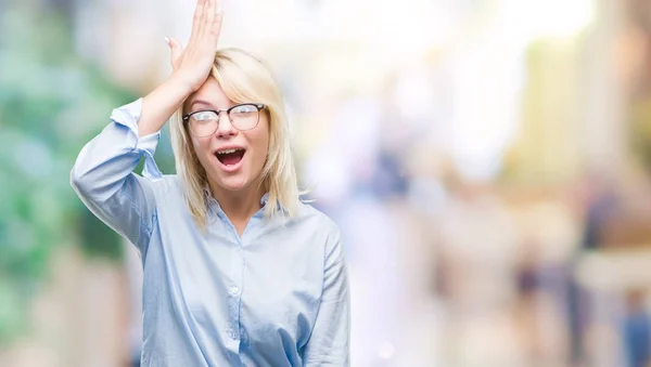 Junge Schöne Blonde Geschäftsfrau Mit Brille Über Isoliertem Hintergrund Überrascht — Stockfoto