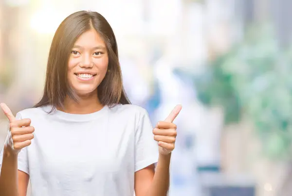 Jovem Mulher Asiática Sobre Isolado Sinal Sucesso Fundo Fazendo Gesto — Fotografia de Stock