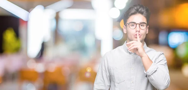 Jonge Knappe Man Met Bril Geïsoleerde Achtergrond Vragen Stil Met — Stockfoto