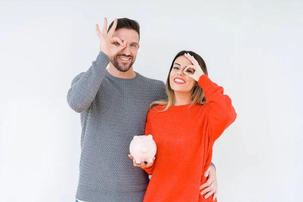 Pareja Joven Sosteniendo Alcancía Sobre Fondo Aislado Con Cara Feliz — Foto de Stock