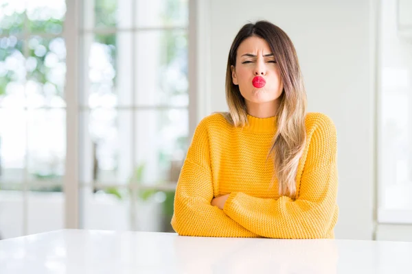 Mooie Jongedame Dragen Winter Trui Thuis Puffend Wangen Met Grappige — Stockfoto