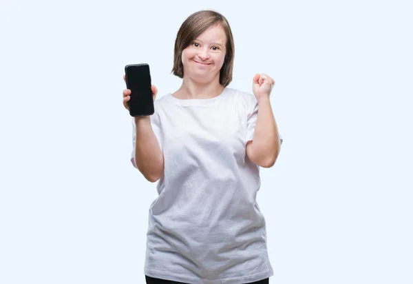 Młoda Kobieta Dorosłych Zespołem Downa Pokazywanie Ekranu Smartfona Białym Tle — Zdjęcie stockowe