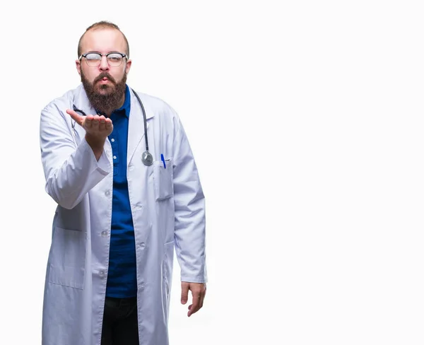 Jovem Homem Médico Caucasiano Vestindo Casaco Branco Médico Sobre Fundo — Fotografia de Stock