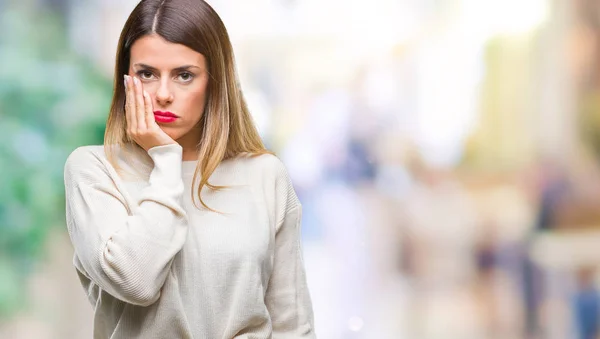 Junge Schöne Frau Lässigen Weißen Pullover Über Isolierten Hintergrund Denken — Stockfoto