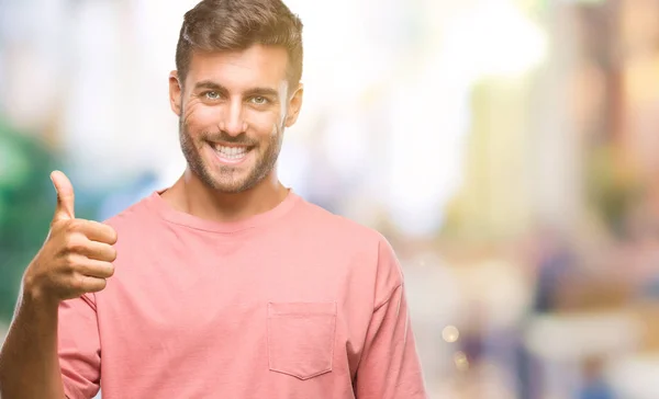 Jovem Homem Bonito Sobre Fundo Isolado Fazendo Polegares Felizes Gesto — Fotografia de Stock