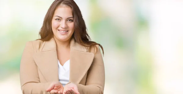 Mooie Grootte Jonge Vrouw Winterjas Dragen Geïsoleerde Achtergrond Smiling Met — Stockfoto