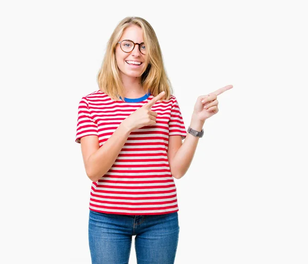 Hermosa Joven Con Gafas Sobre Fondo Aislado Sonriendo Mirando Cámara —  Fotos de Stock