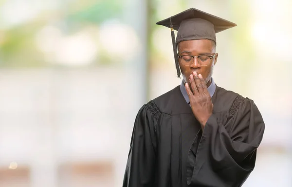 Jeune Diplômé Homme Afro Américain Sur Fond Isolé Ennuyé Bâillement — Photo