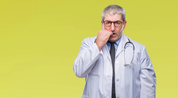 Bello Anziano Medico Uomo Sfondo Isolato Cercando Stressato Nervoso Con — Foto Stock