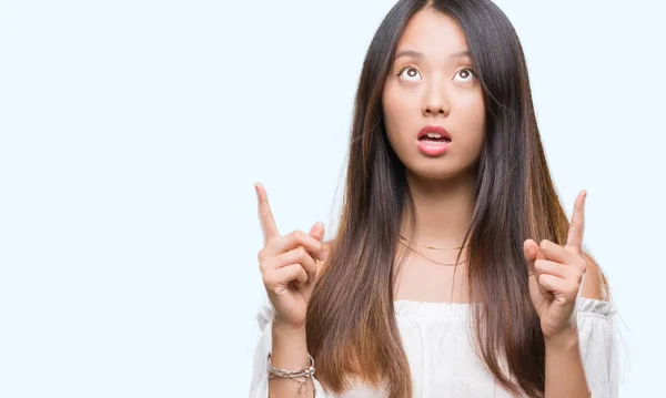 Jonge Aziatische Vrouw Geïsoleerde Achtergrond Verbaasd Verrast Met Vingers Wijzen — Stockfoto