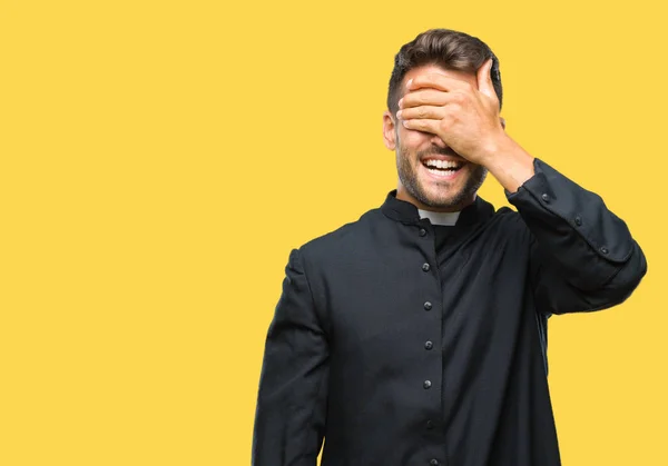 Mladý Kněz Křesťanské Muž Nad Izolované Pozadí Usmívá Směje Rukou — Stock fotografie