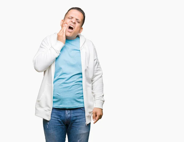 歯痛や歯の歯科病気のため痛みを伴う式で手で口に触れて分離の背景上のスエット シャツを着て中年のアラブ人 歯医者コンセプト — ストック写真